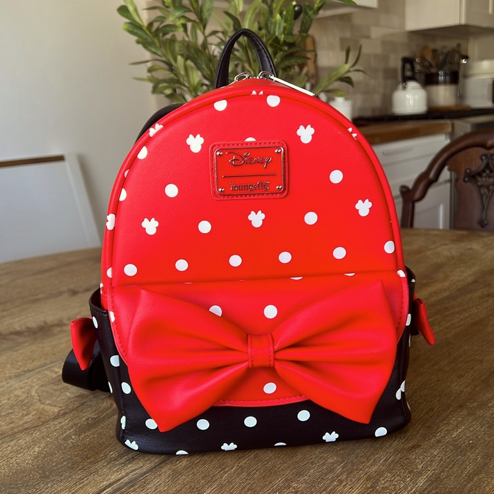 🖤❤️🤍DISNEY 🤍❤️🖤Loungefly backpack